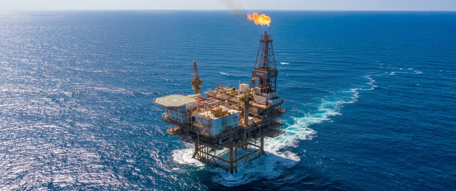 Plataforma petrolera offshore en operación para extracción de petróleo y gas en alta mar.